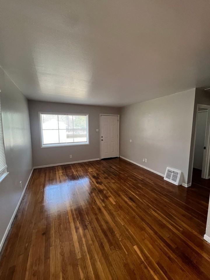 240 Shepley Dr - Photo 2 of 10