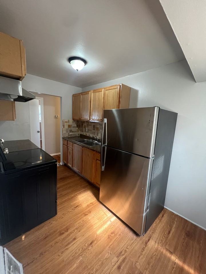 240 Shepley Dr - Photo 3 of 10