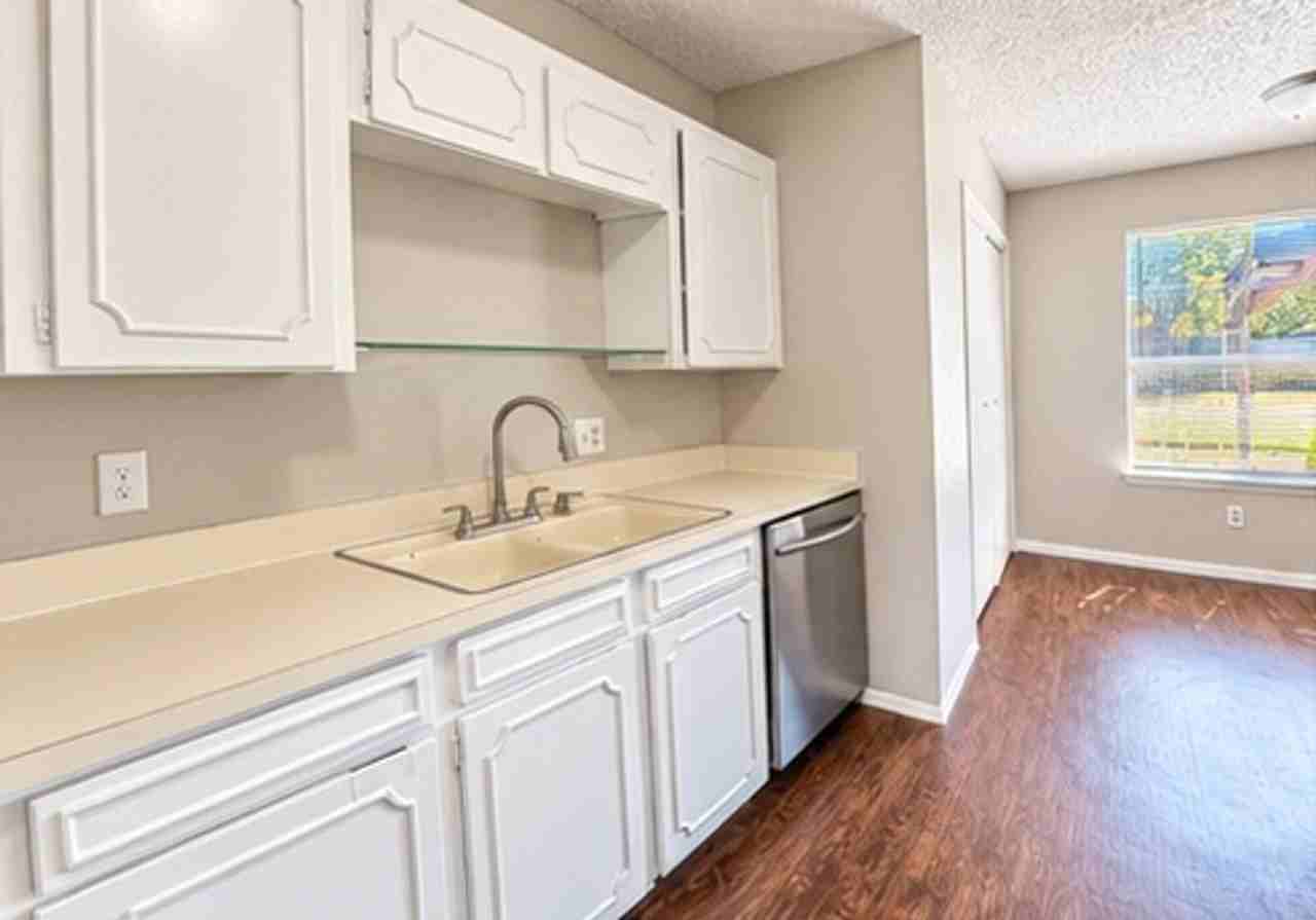 600 Stell Ave - Photo 2 of 9