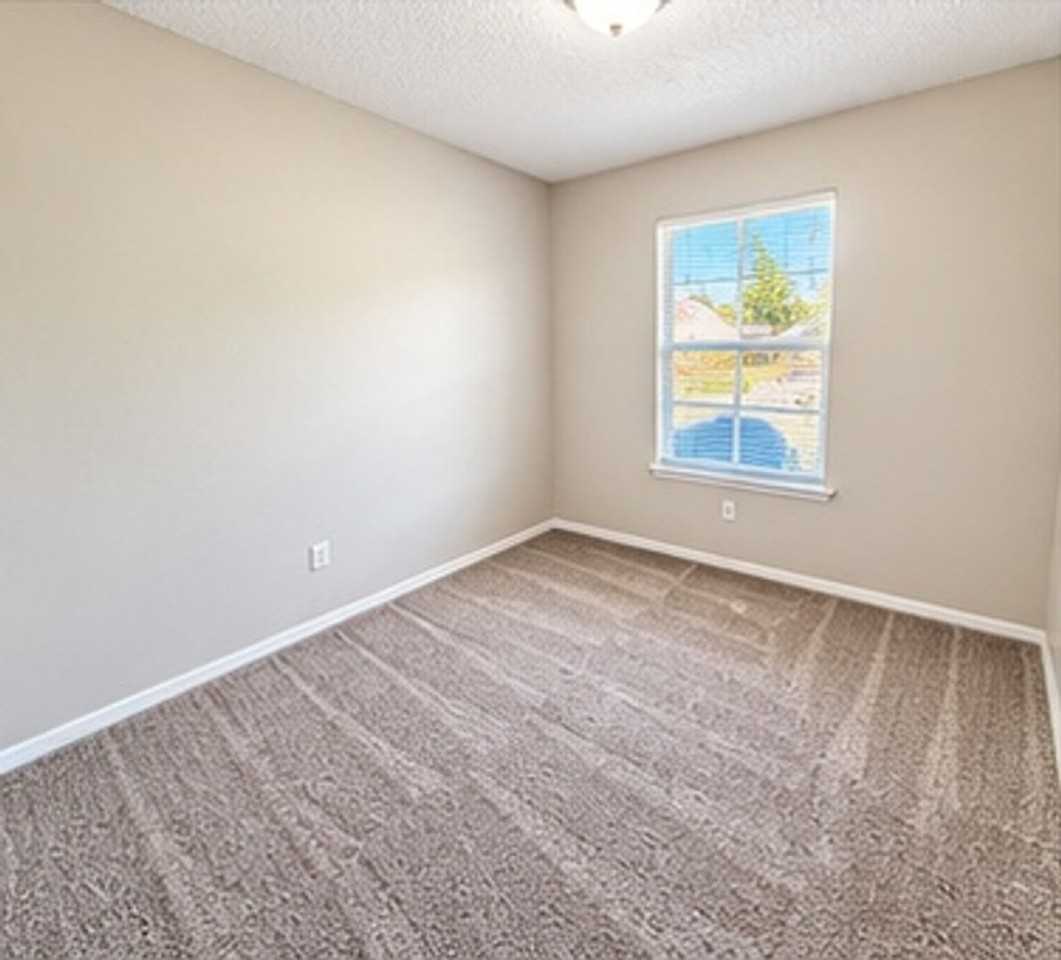 600 Stell Ave - Photo 5 of 9