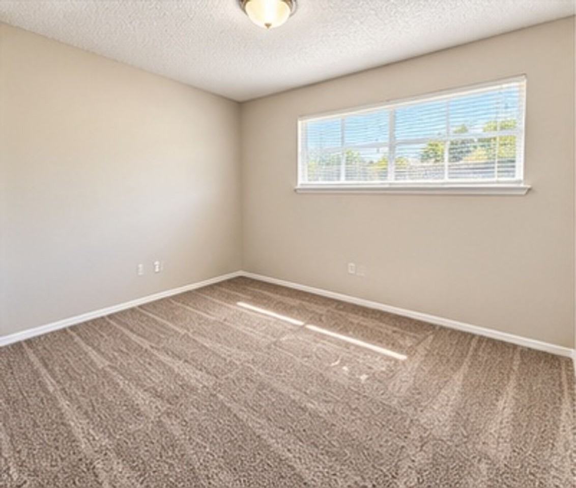 600 Stell Ave - Photo 6 of 9