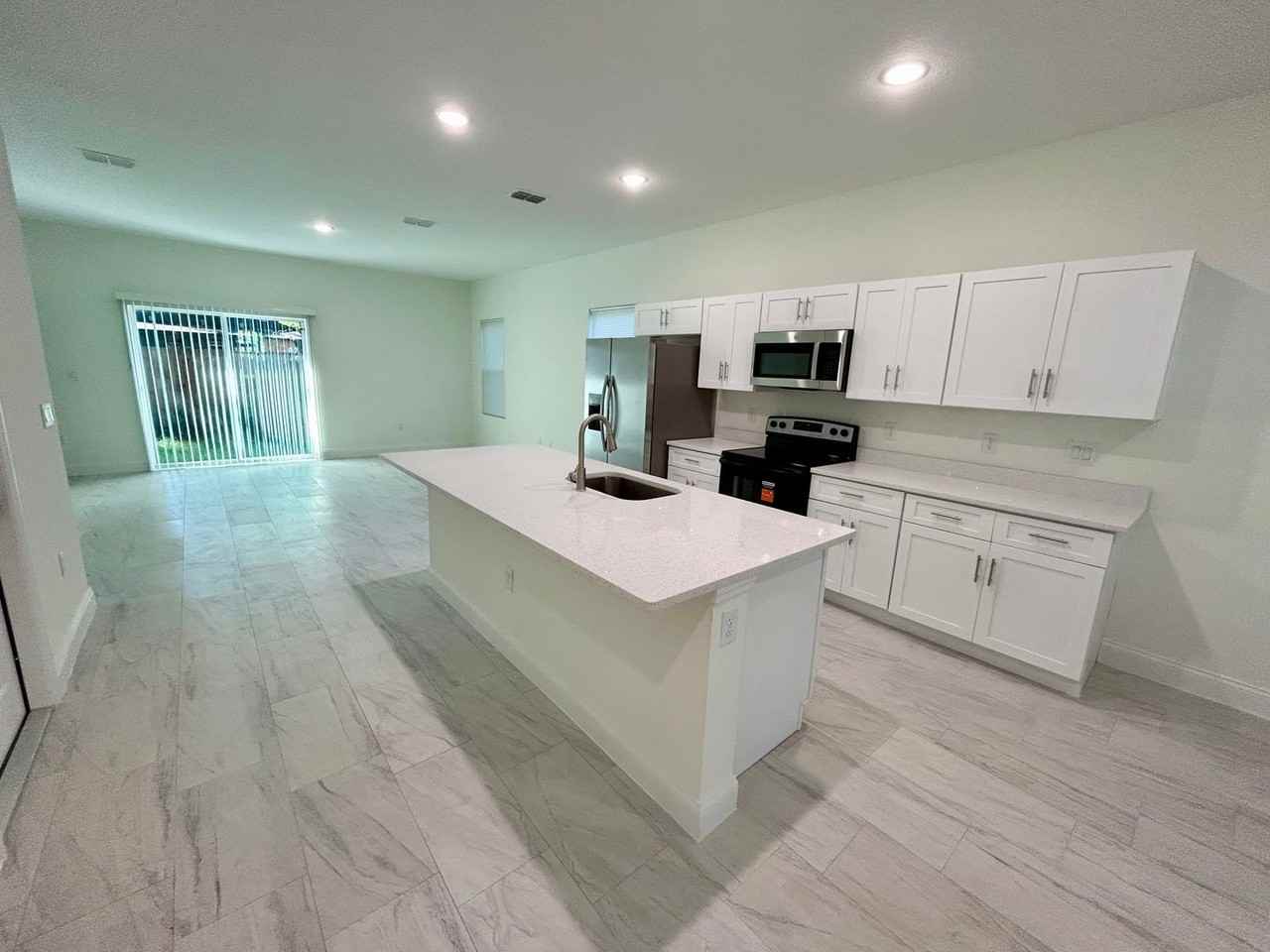 1034 Randall St - Photo 2 of 22