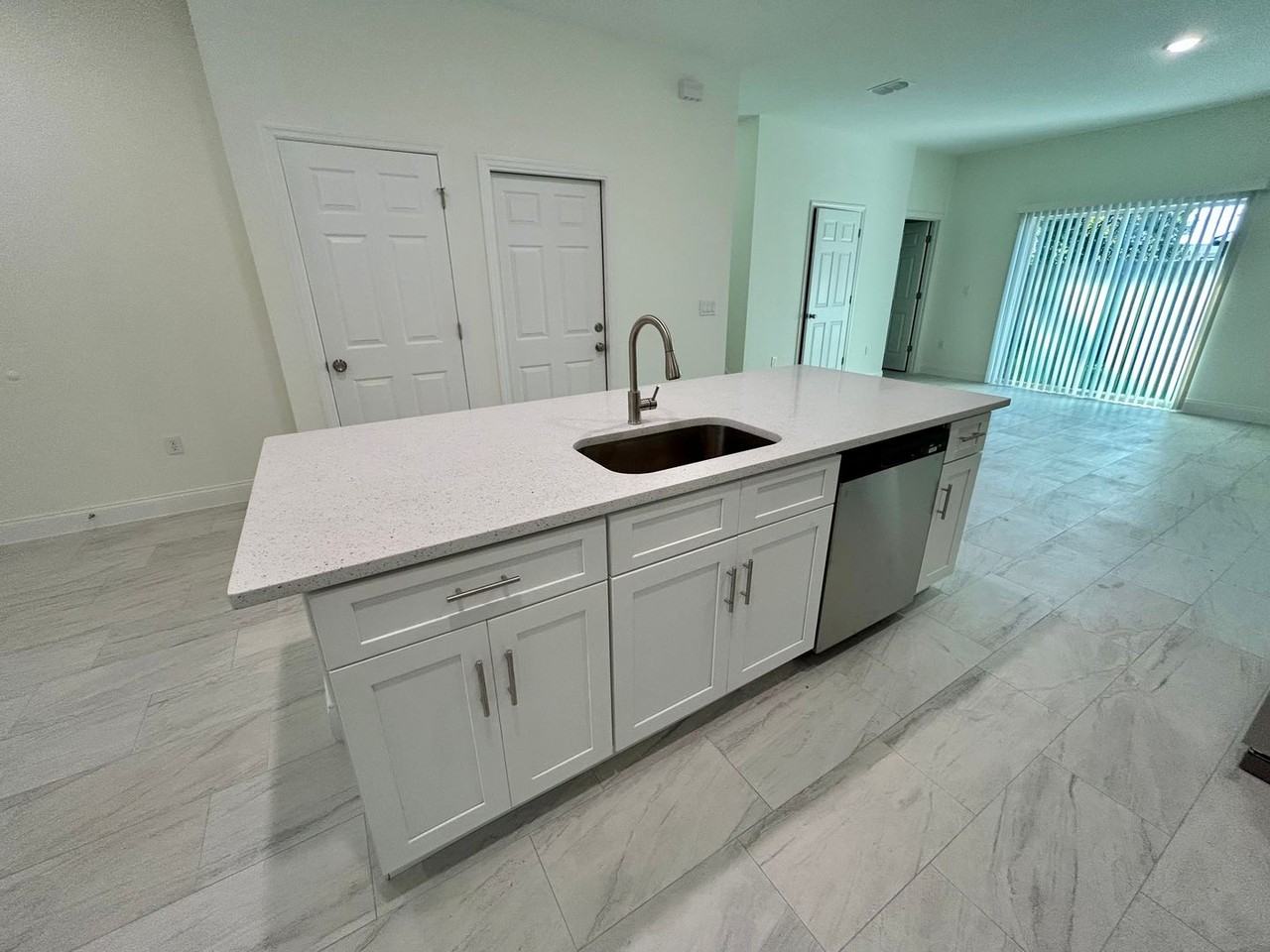 1034 Randall St - Photo 5 of 22
