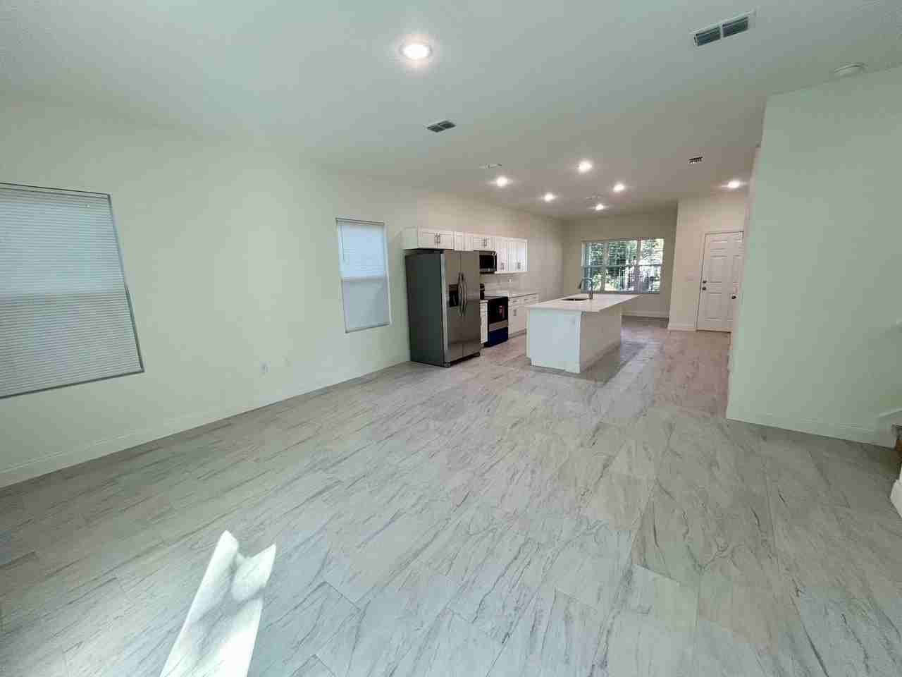 1034 Randall St - Photo 7 of 22