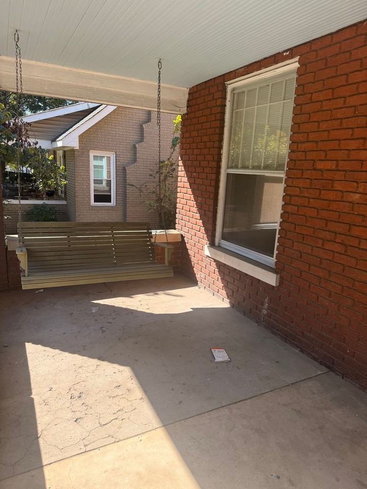 1077 N Highland Ave - Photo 5 of 17