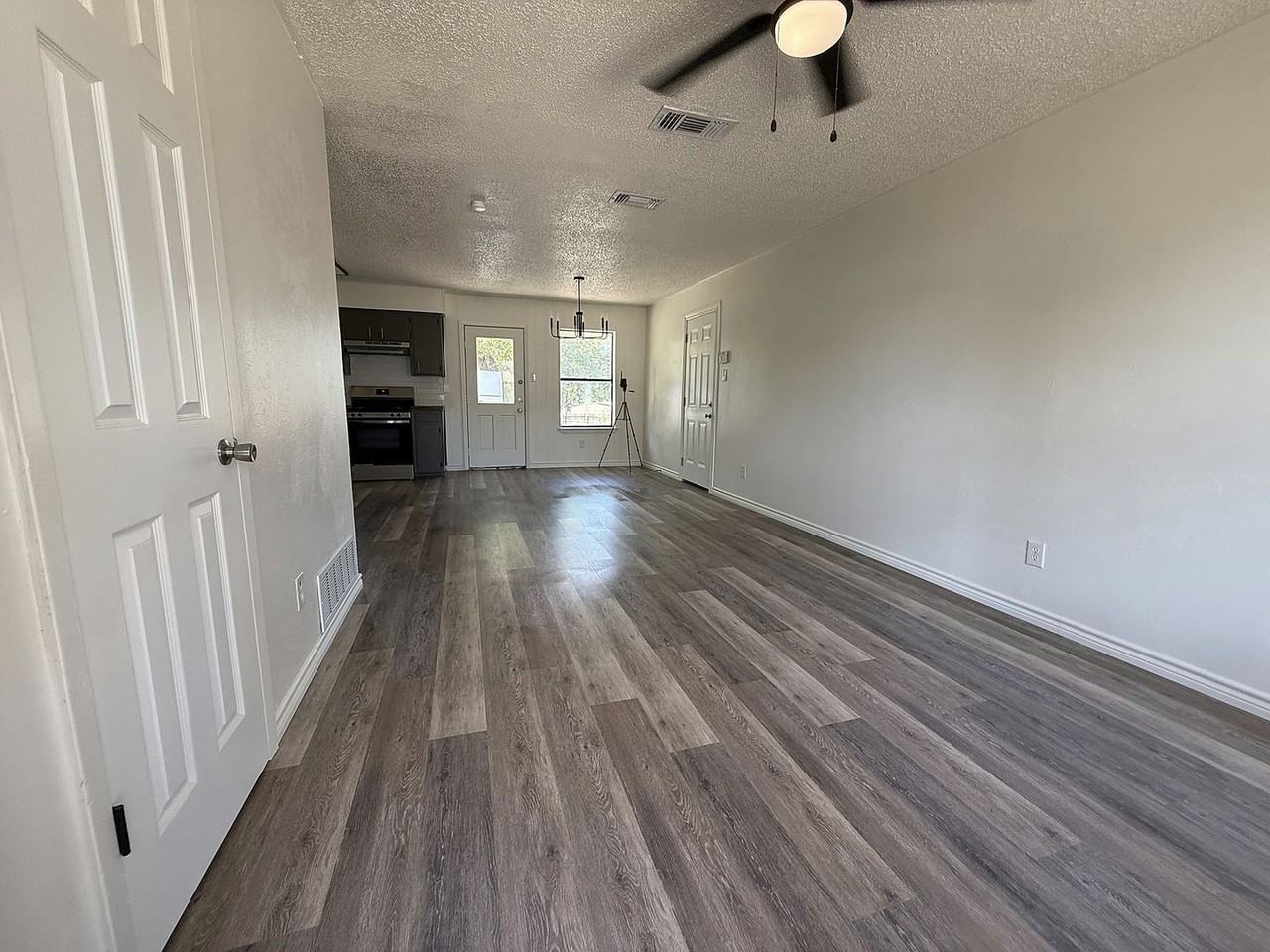 1109 Traci Dr - Photo 3 of 17