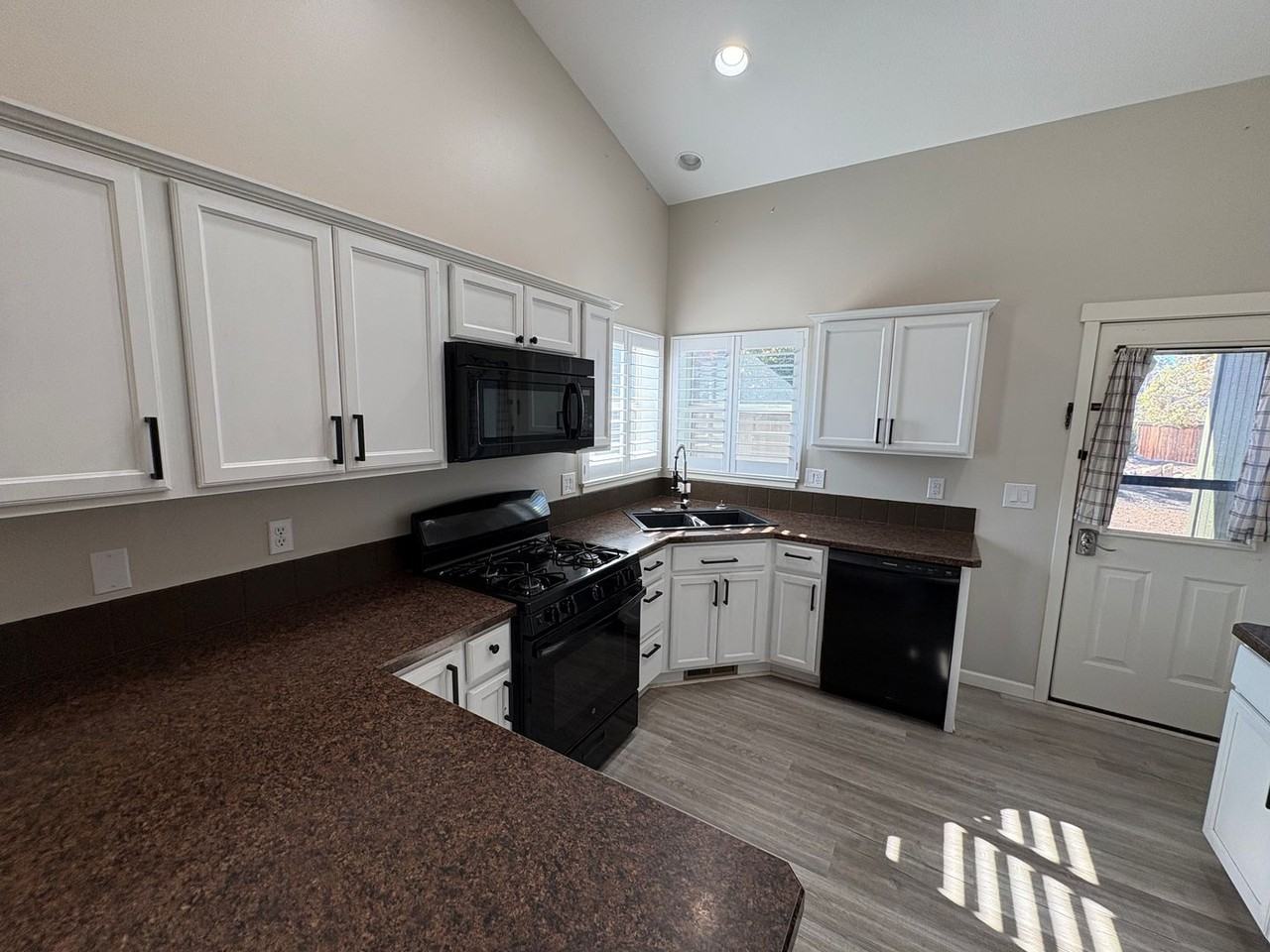 63737 Hunters Cir - Photo 6 of 17
