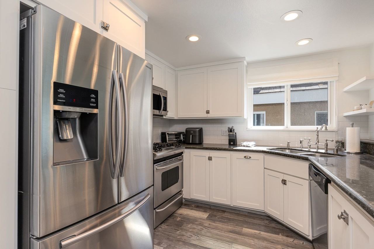 3908 Ocean Dr - Photo 5 of 31