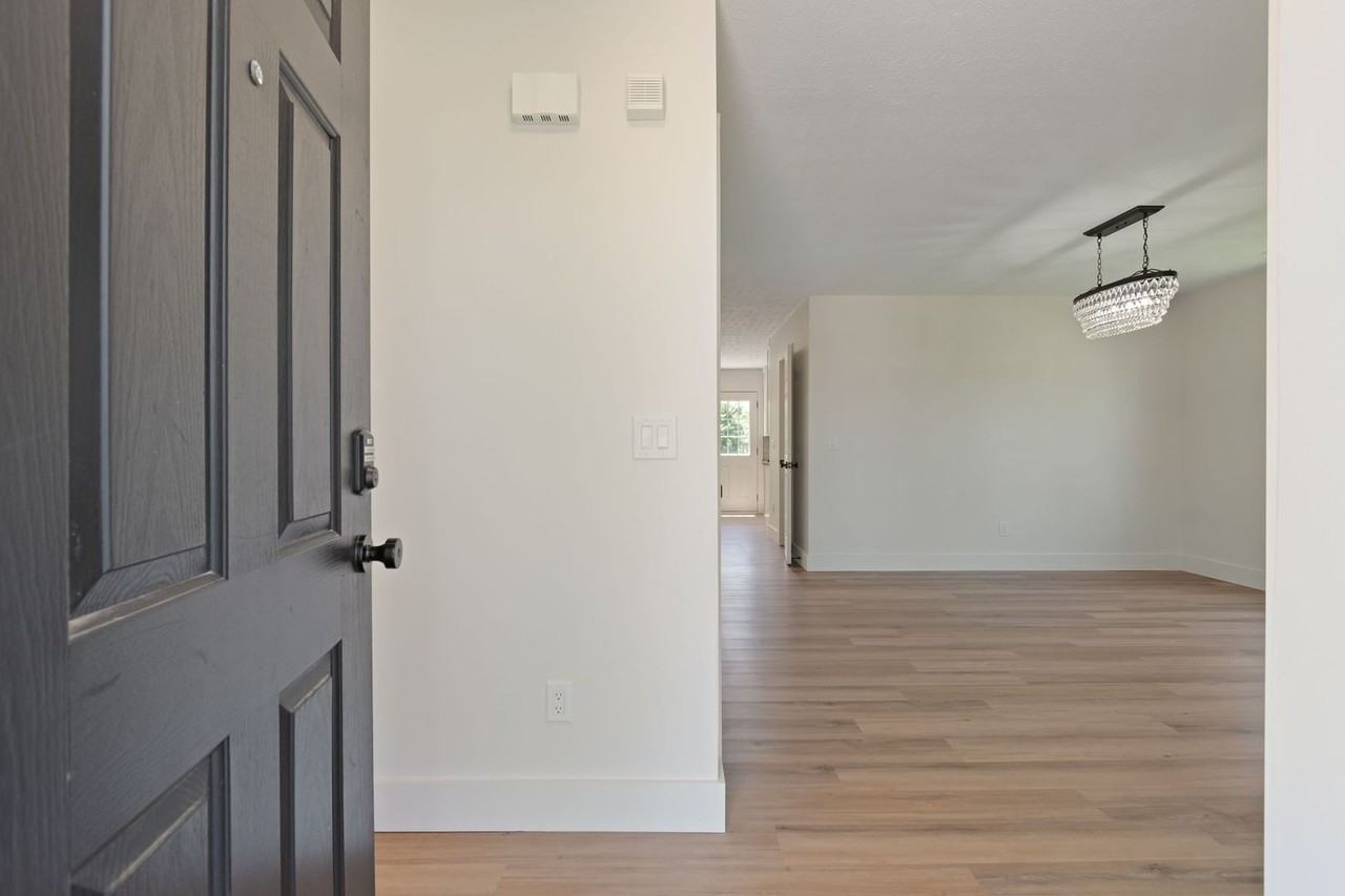 2675 Sutherland Dr - Photo 2 of 50