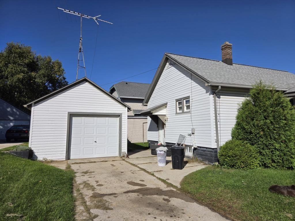 1704 Marshall St - Photo 3 of 8