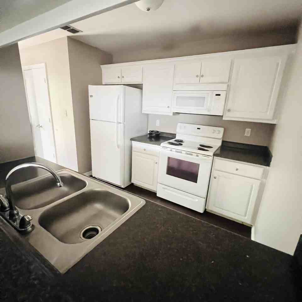 15500 Country Pl #15500 - Photo 2 of 5