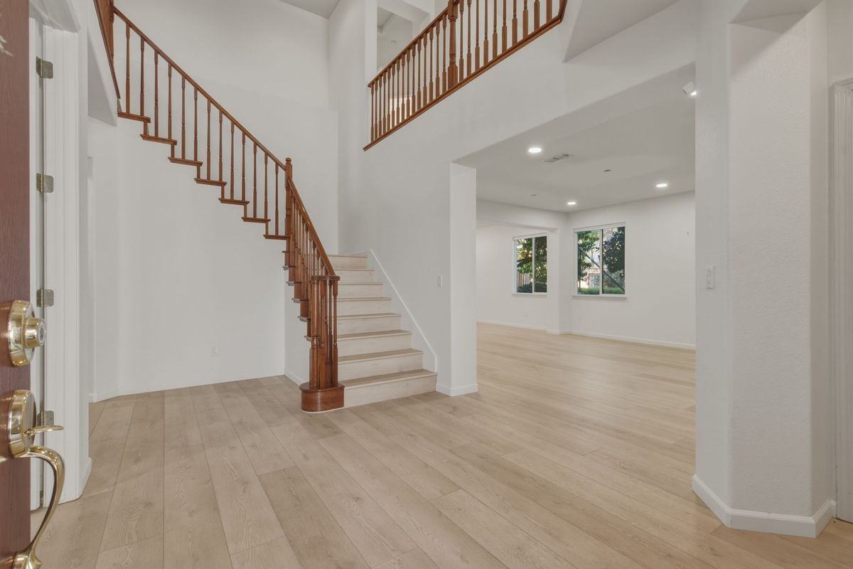 370 Dante Ct - Photo 2 of 32