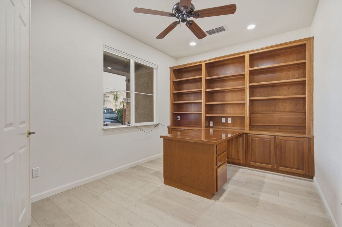 370 Dante Ct - Photo 3 of 32