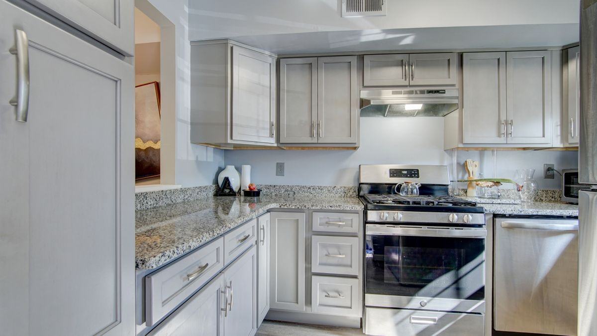 33 Queens Way - Photo 2 of 3