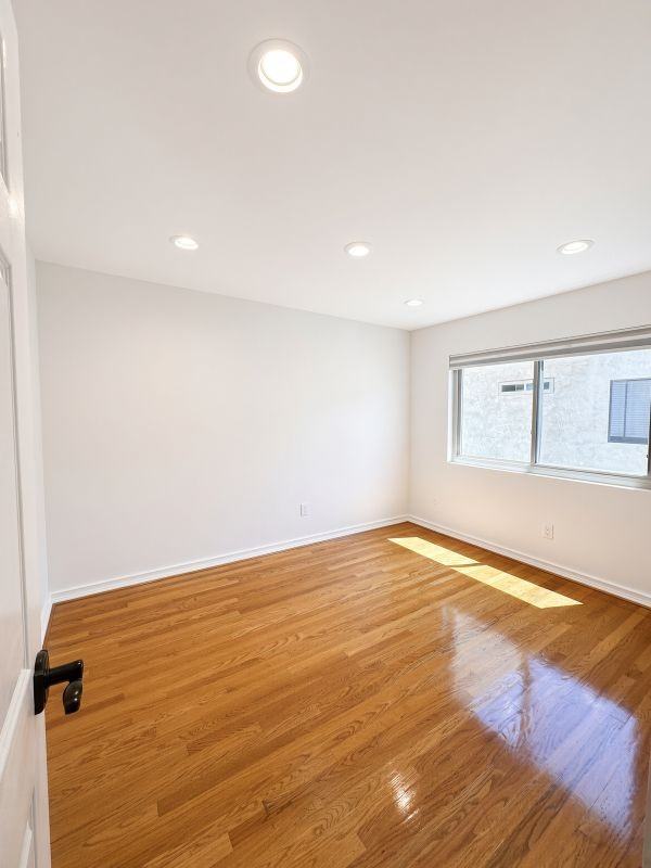 13959 Victory Blvd ##9 - Photo 7 of 11