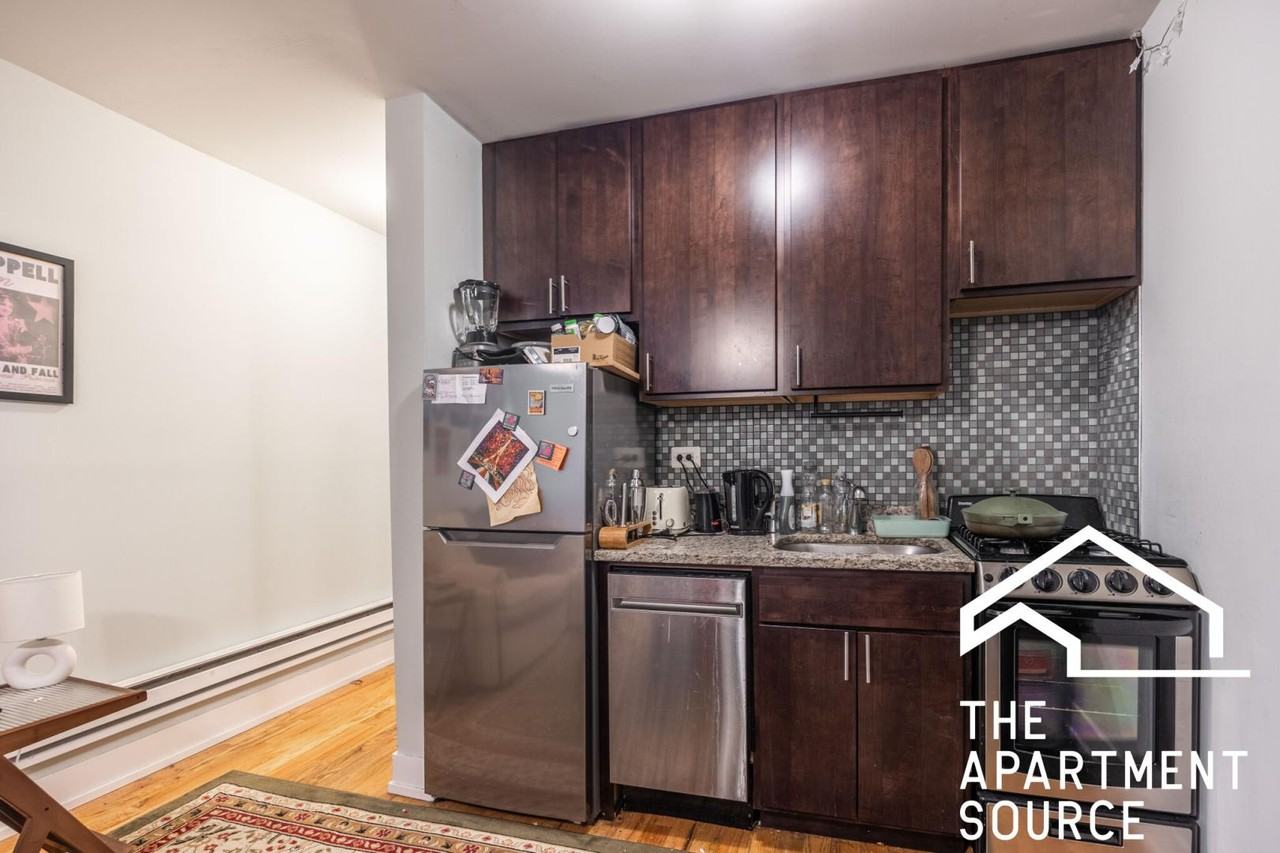 823 W Cornelia Ave #218 - Photo 3 of 11