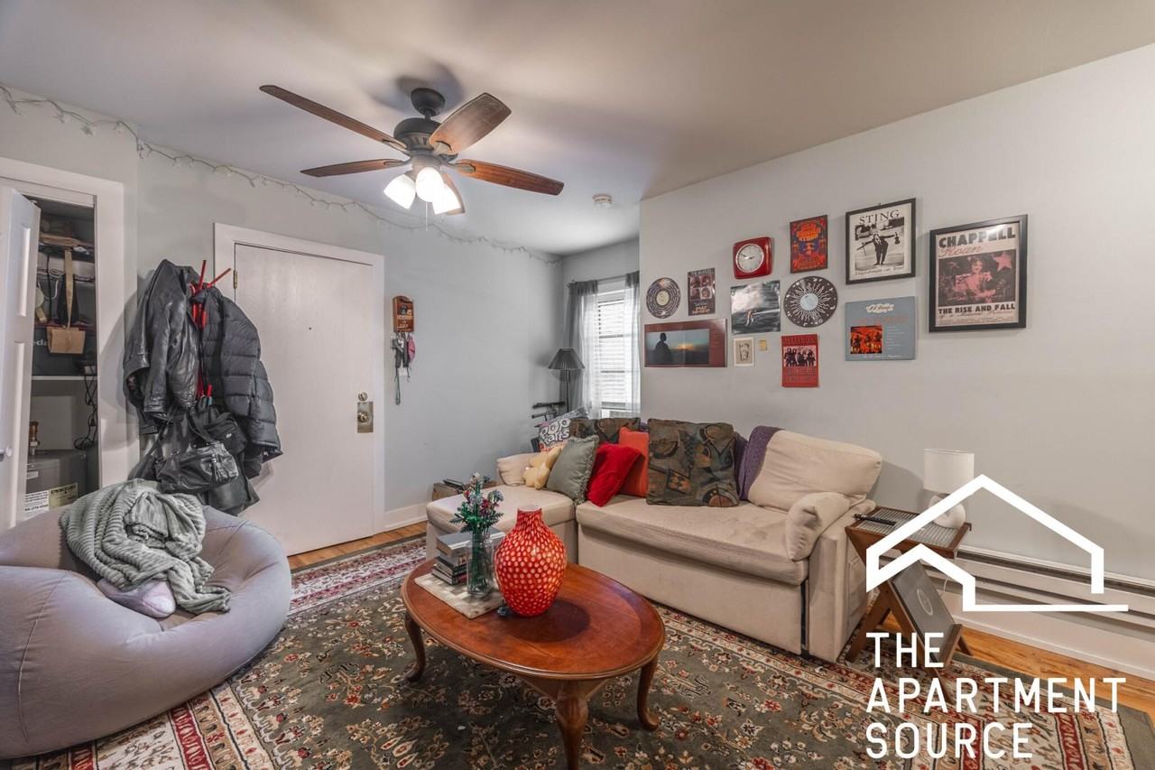 823 W Cornelia Ave #218 - Photo 4 of 11
