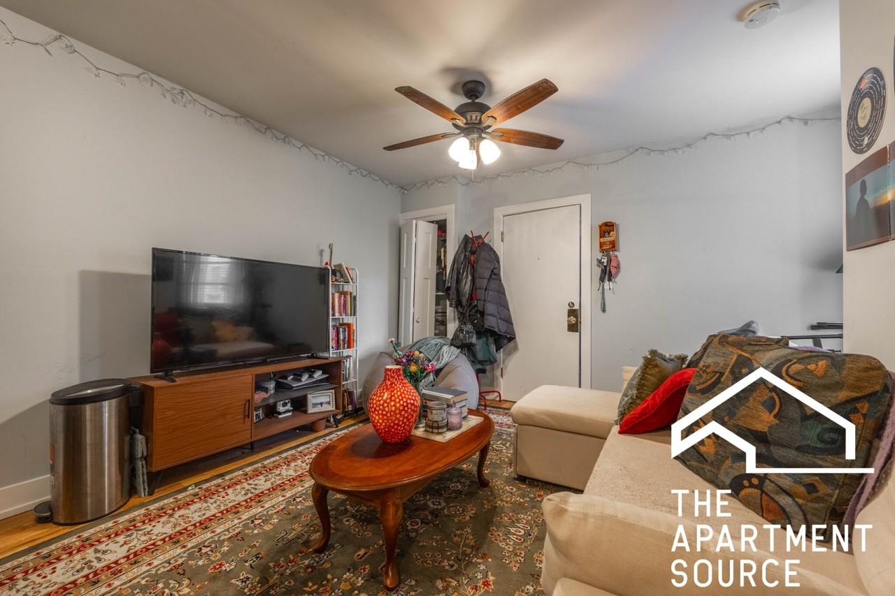 823 W Cornelia Ave #218 - Photo 5 of 11