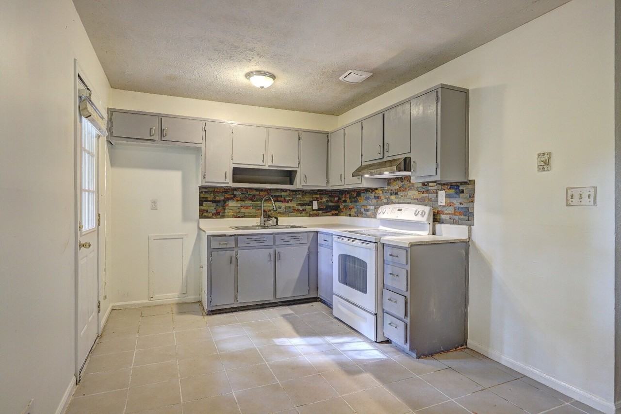 10084 Brass Ring Rd - Photo 3 of 11