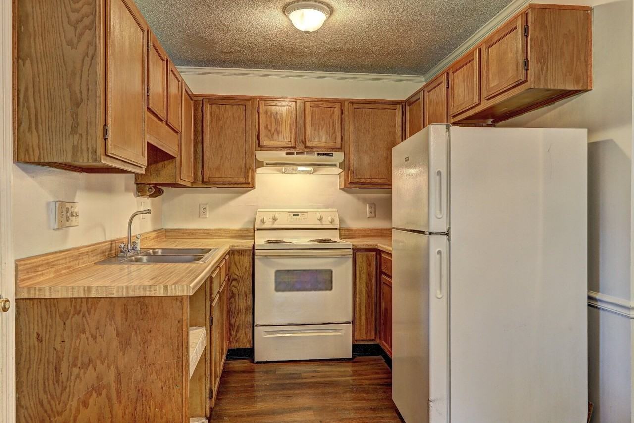 4396 Barrington Pl - Photo 4 of 9