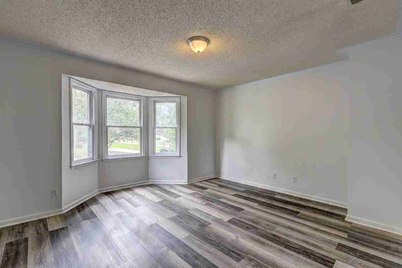 4396 Barrington Pl - Photo 6 of 9