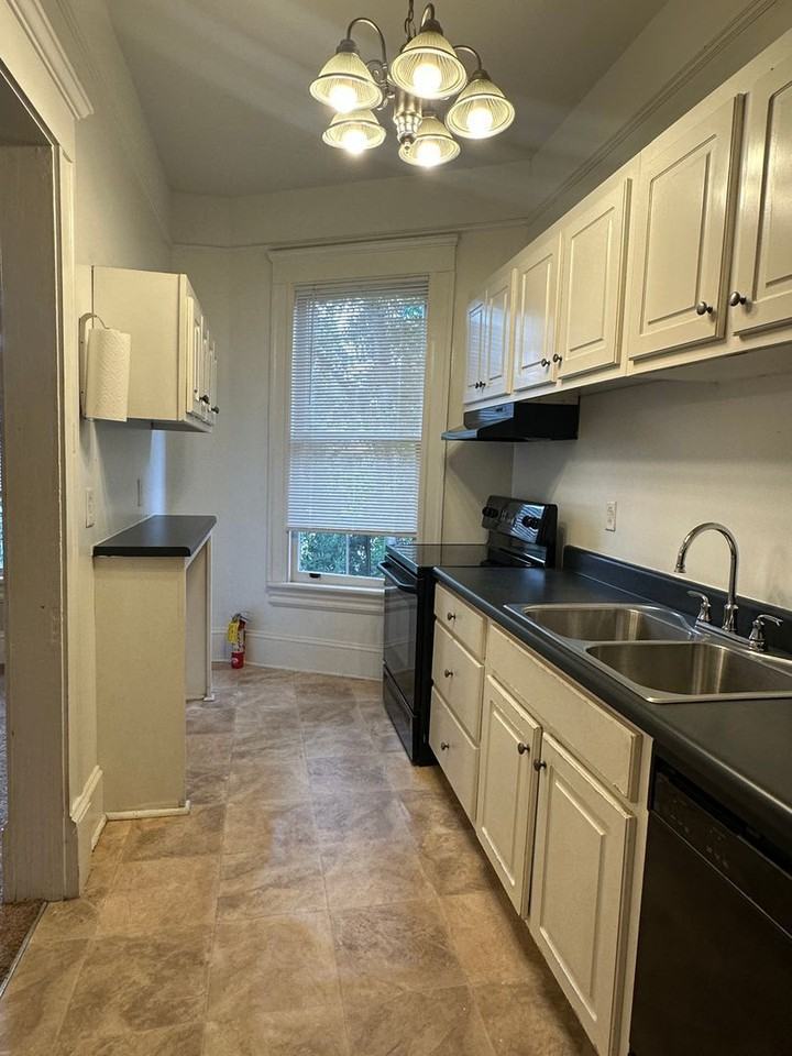 946 Magnolia St #6 - Photo 3 of 11