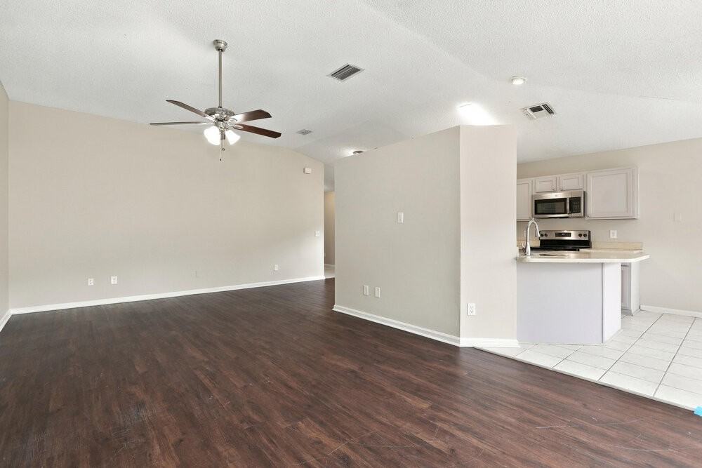 8037 Boonesborough Trl - Photo 4 of 16