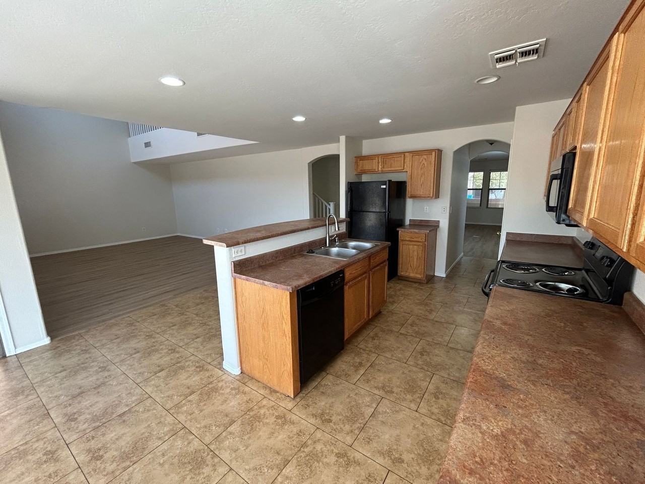8837 W Preston Ln - Photo 4 of 24