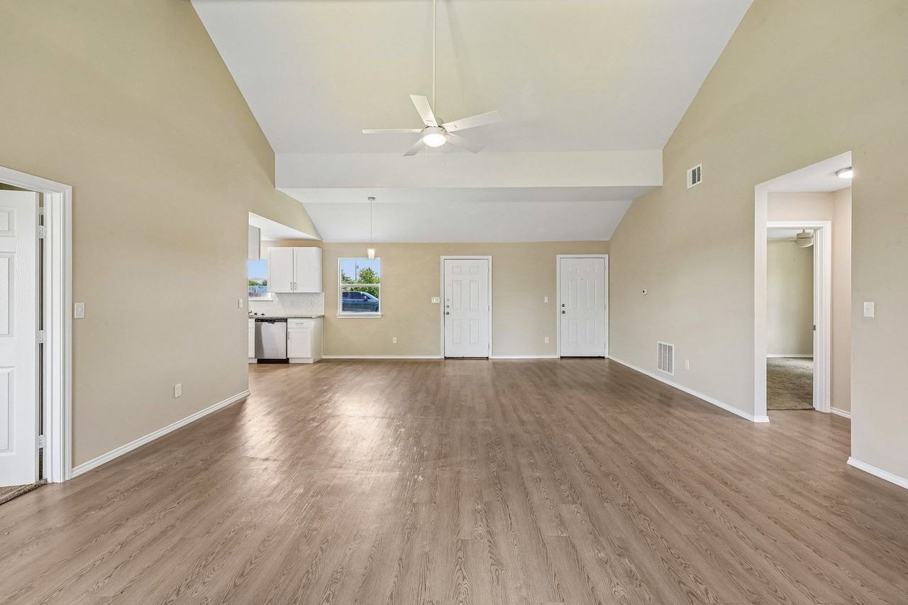 433 S Cleburne Whitney Rd - Photo 4 of 37