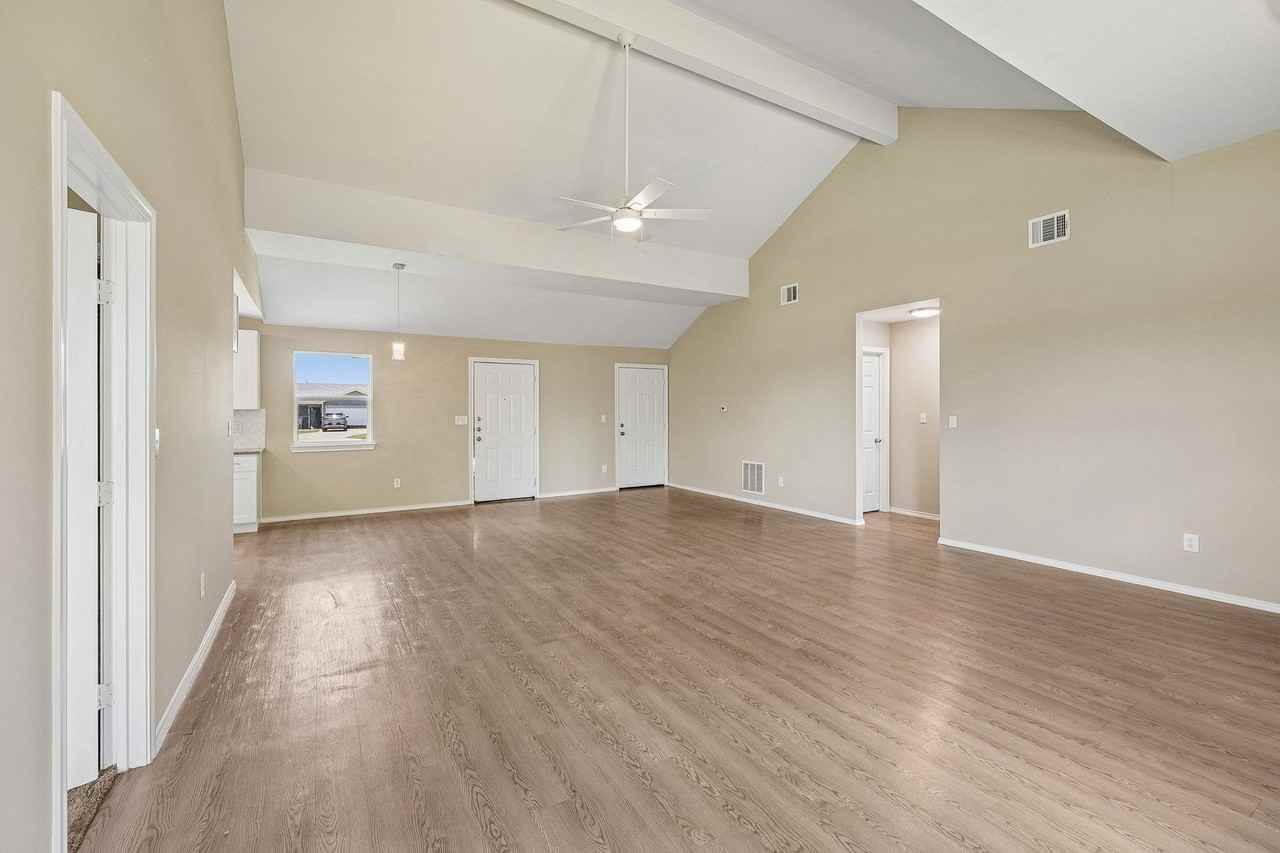 433 S Cleburne Whitney Rd - Photo 5 of 37