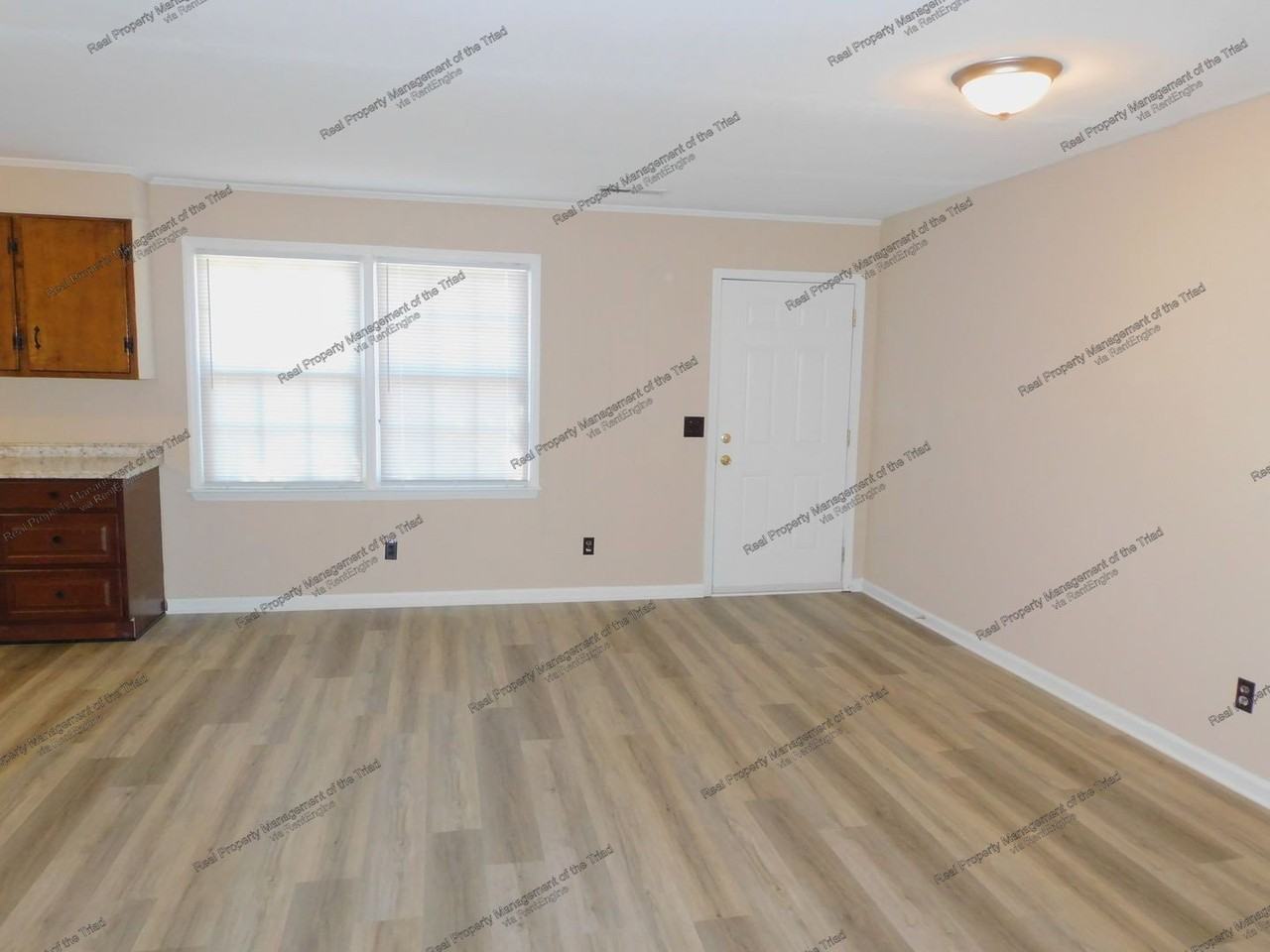 209 Smith St - Photo 2 of 17