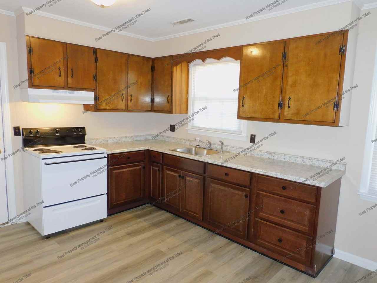 209 Smith St - Photo 3 of 17