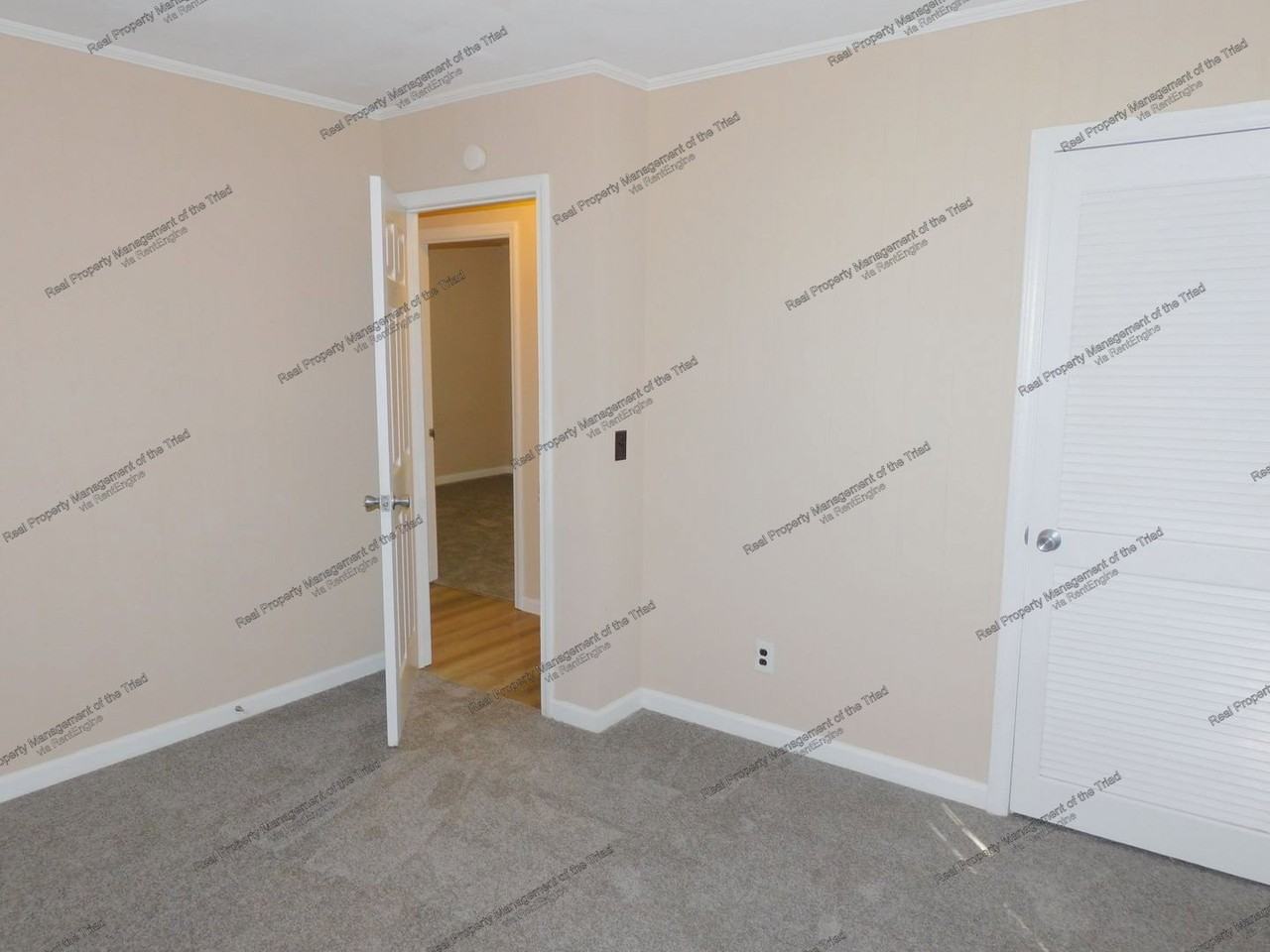 209 Smith St - Photo 5 of 17