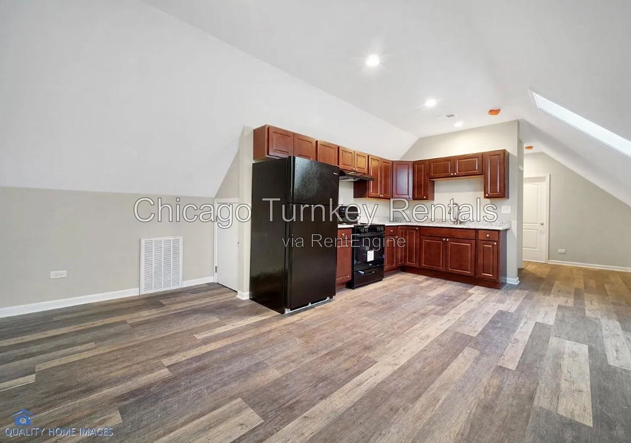 2634 S Harding Ave #C - Photo 2 of 7