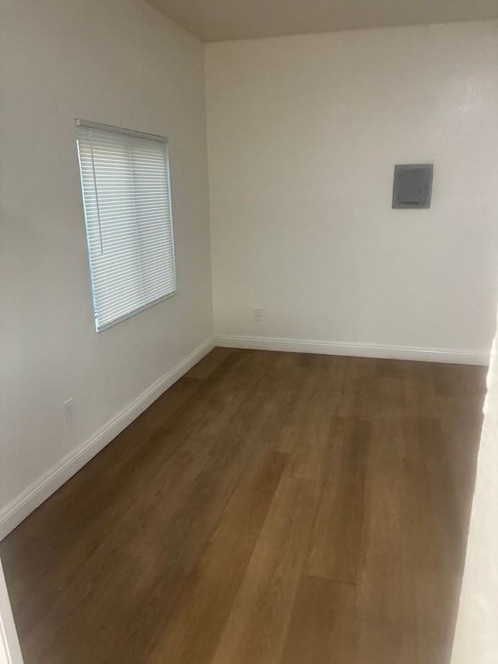 1047 E 41st Pl #A - Photo 3 of 5