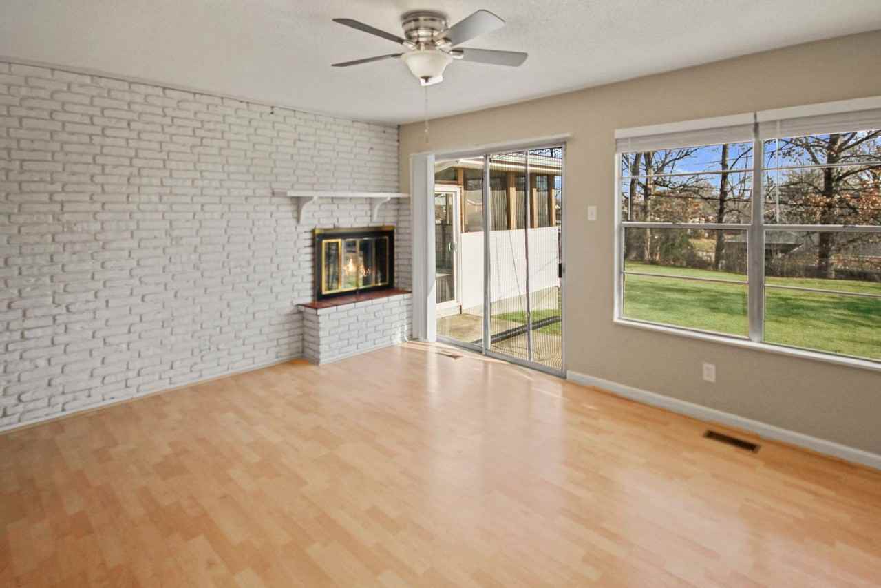 222 Pleasant Grove Ave - Photo 5 of 25