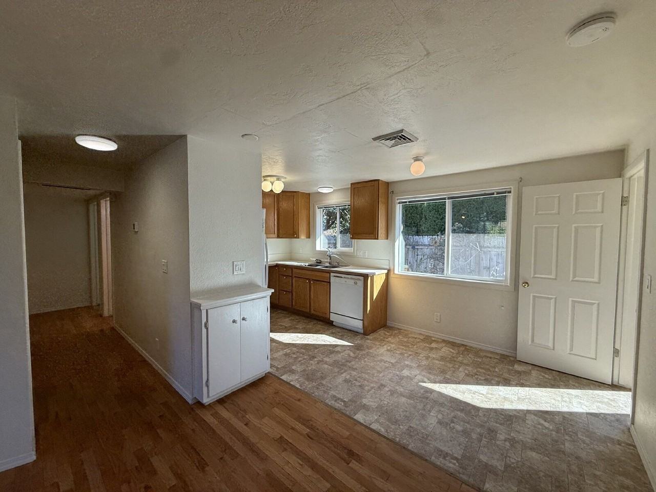 394 Rosewood Ave - Photo 7 of 14