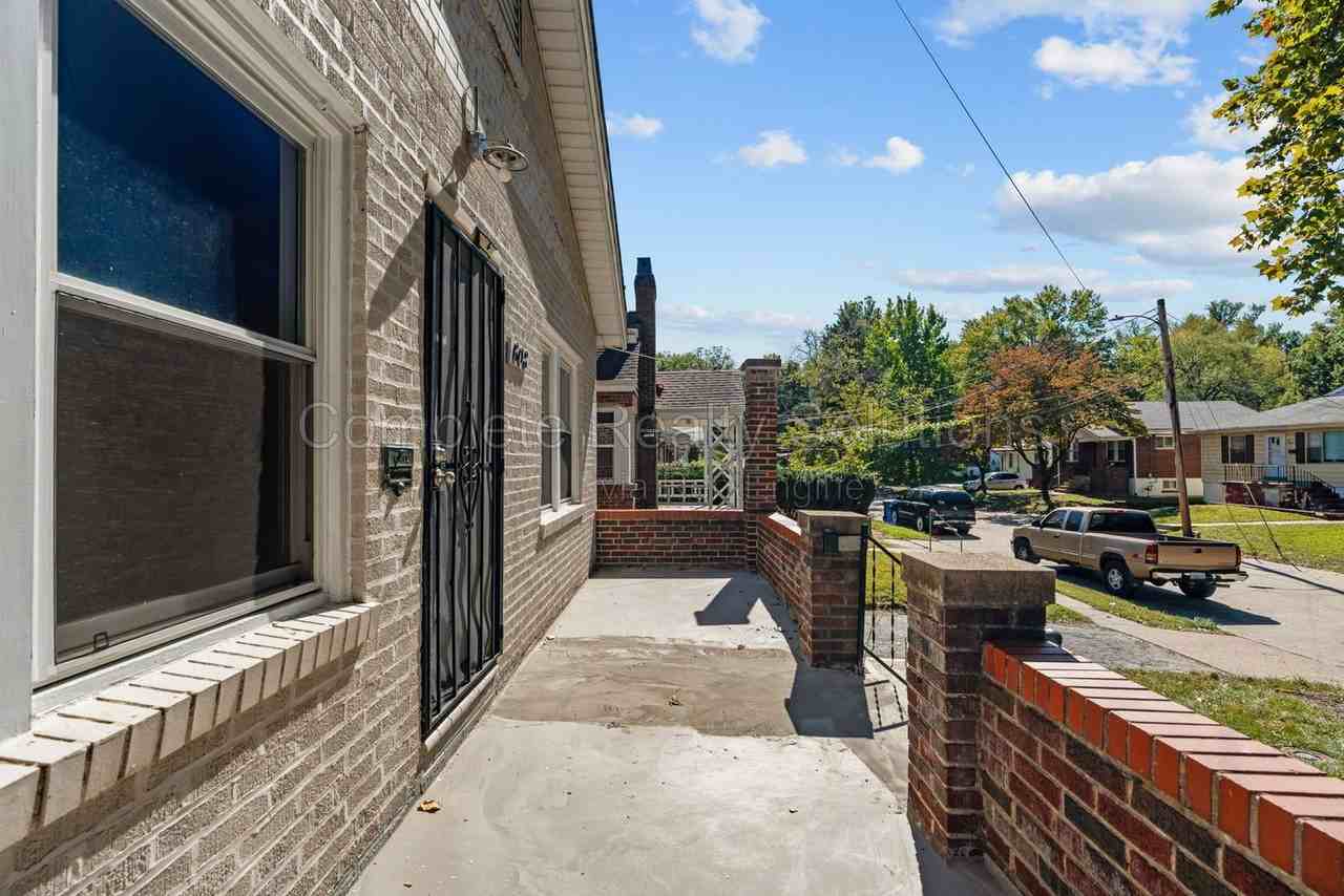 608 Tesmore Pl - Photo 4 of 34