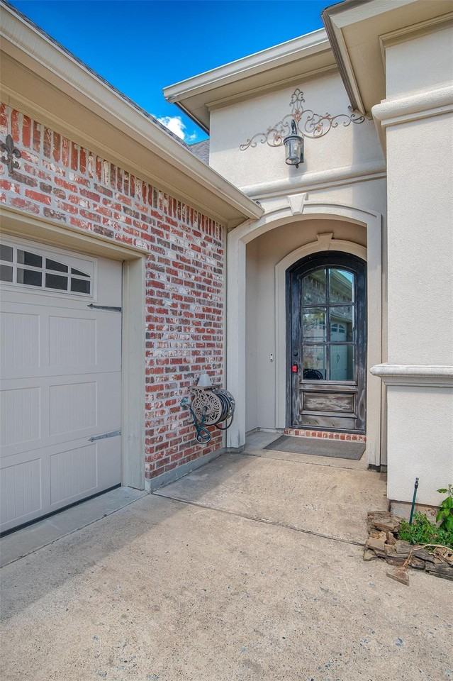1013 Green Wood Cir - Photo 2 of 25