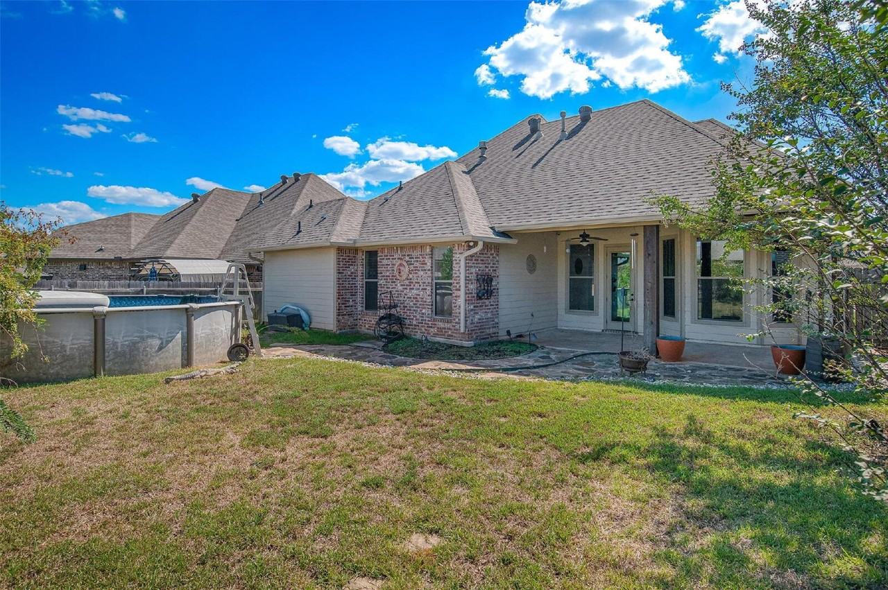 1013 Green Wood Cir - Photo 5 of 25