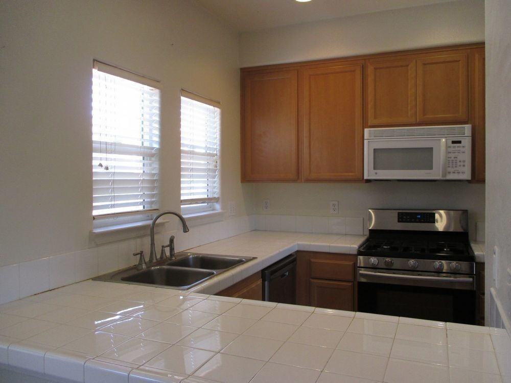 512 Village Ct - Photo 4 of 24