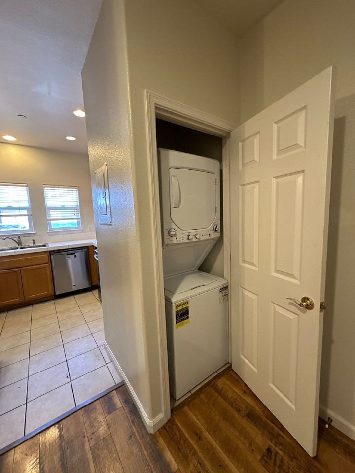 512 Village Ct - Photo 6 of 24
