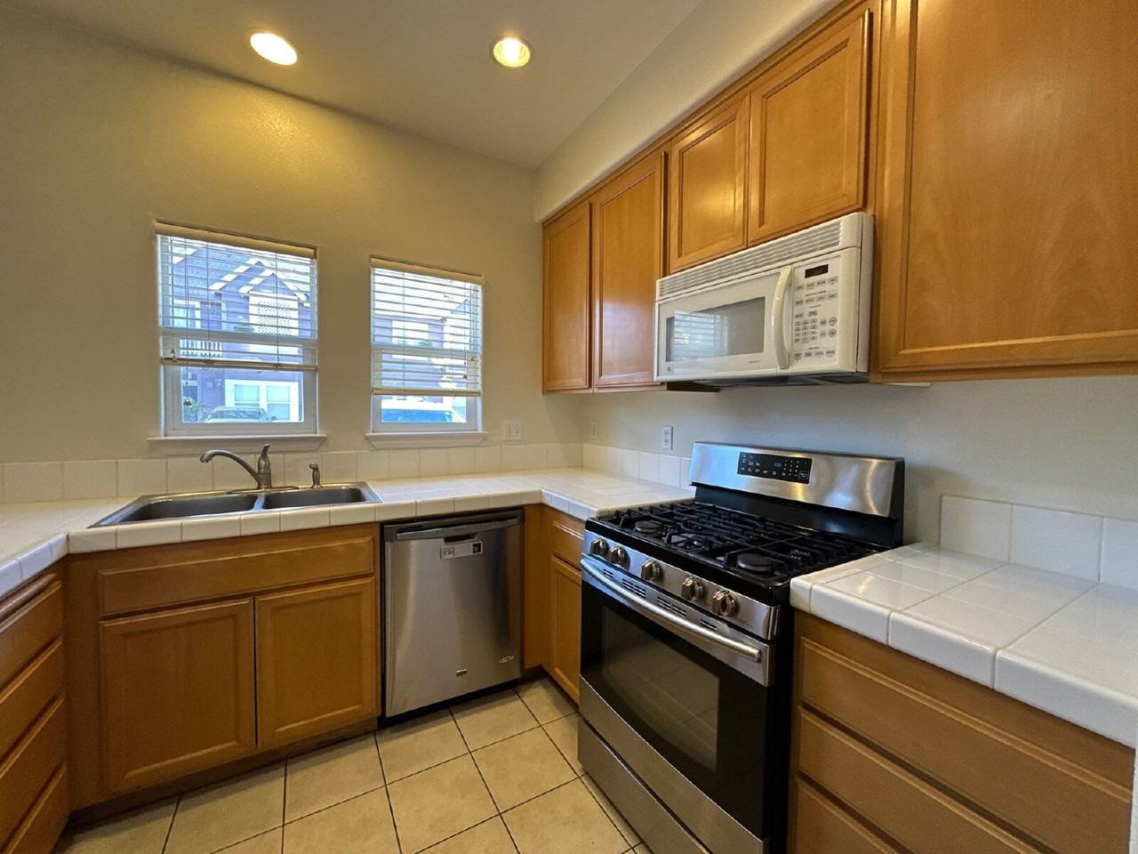 512 Village Ct - Photo 7 of 24
