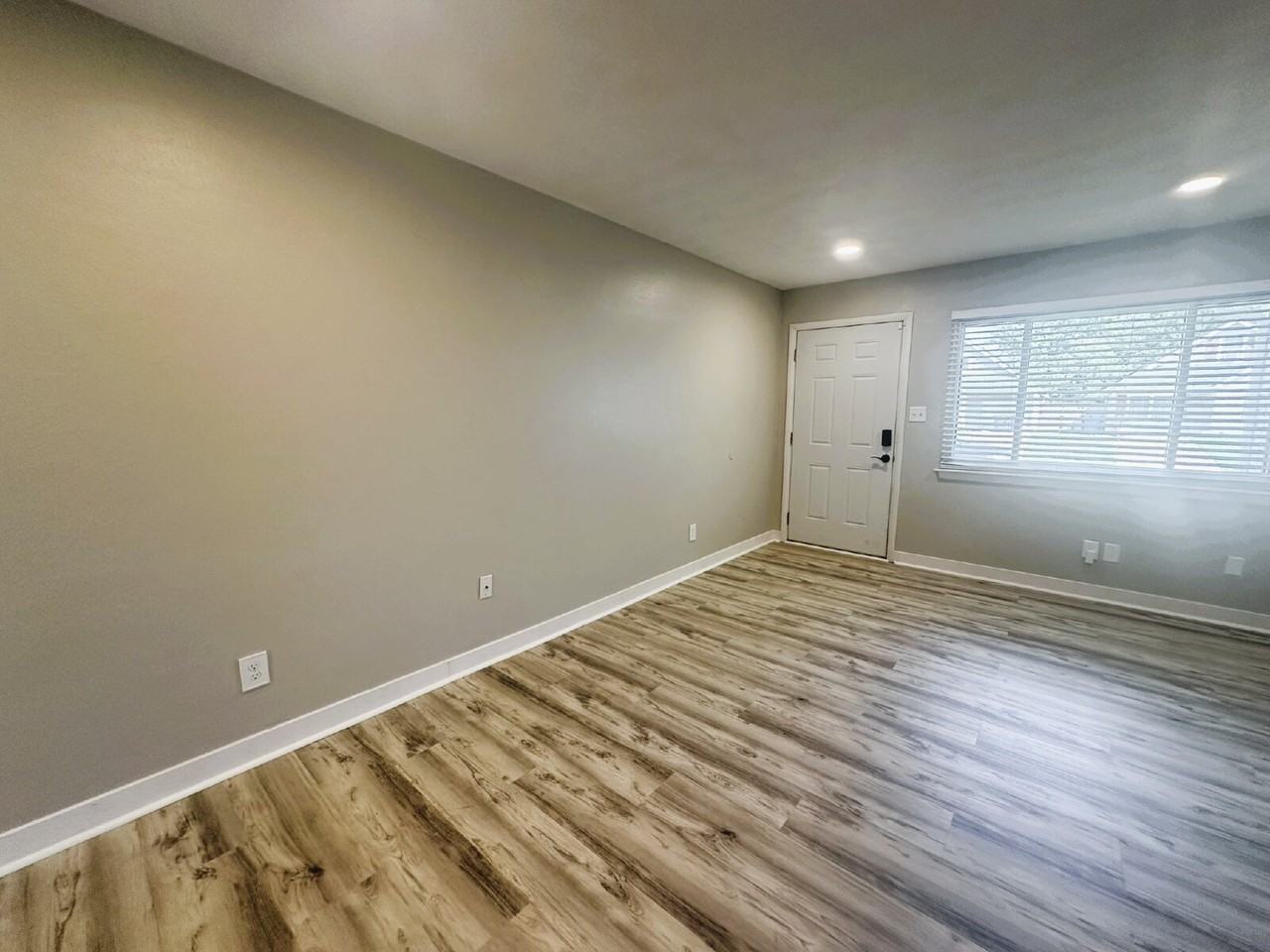 2967 Delaware Xing - Photo 3 of 23