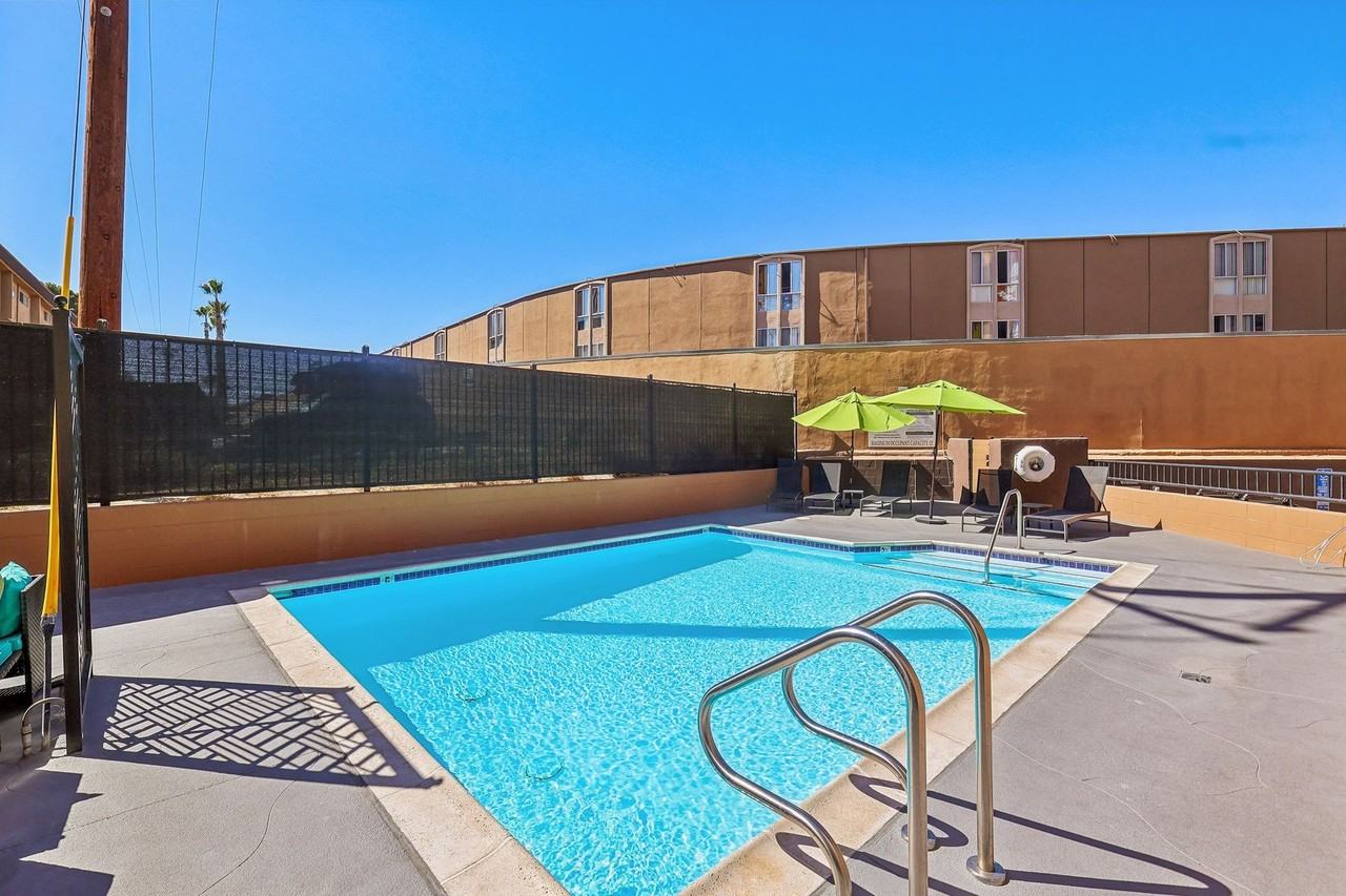 Diplomat Apartments - Photo 4 of 50