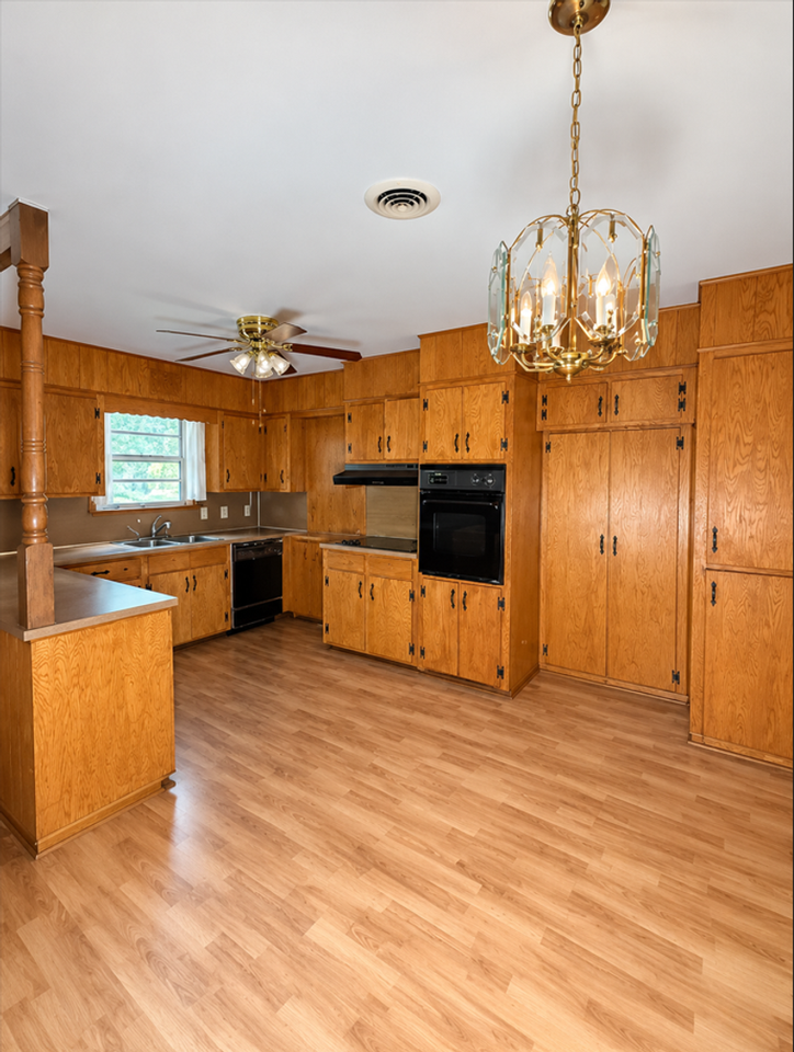 188 Louise St - Photo 2 of 10