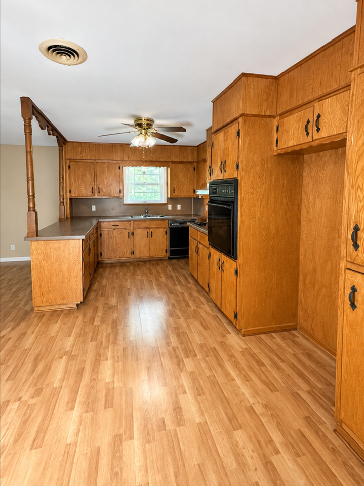 188 Louise St - Photo 3 of 10
