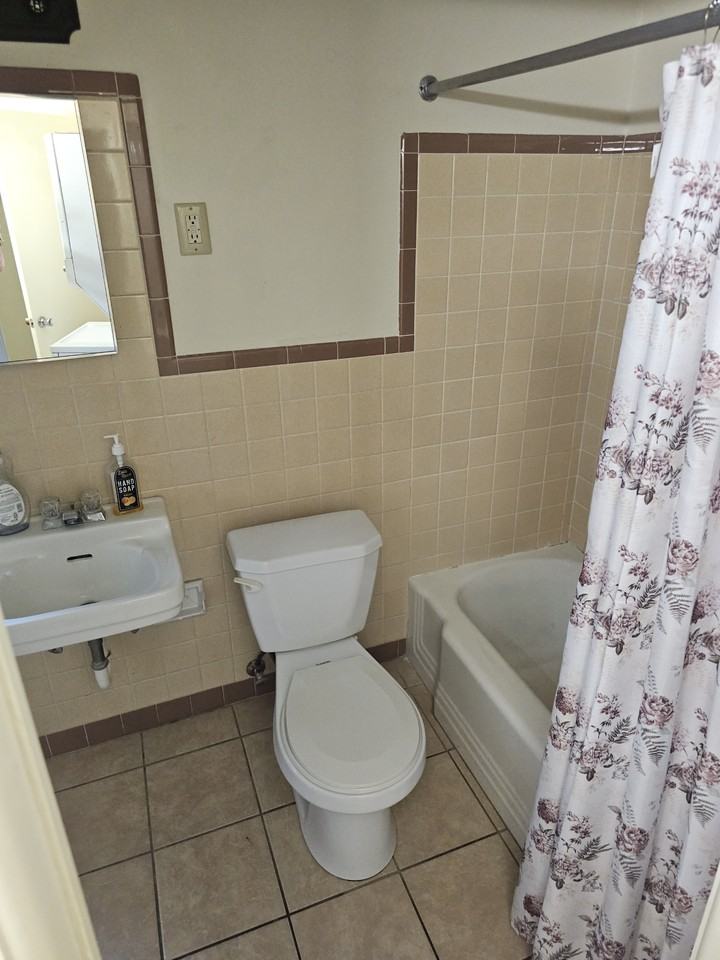 5831 W 25th St #2 - Photo 5 of 6