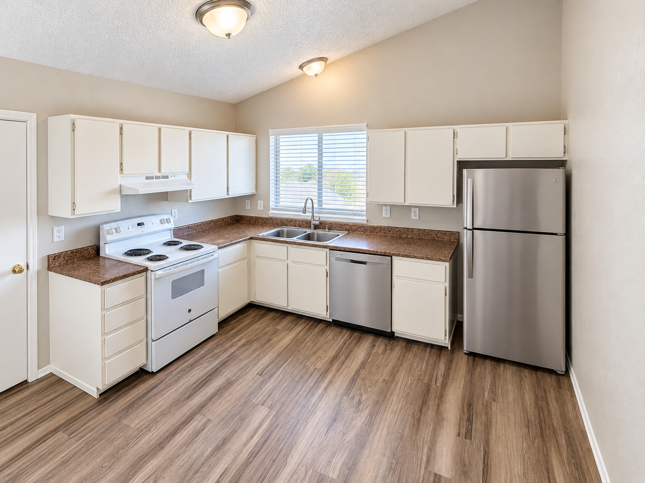 4326 Dearborn St - Photo 3 of 10