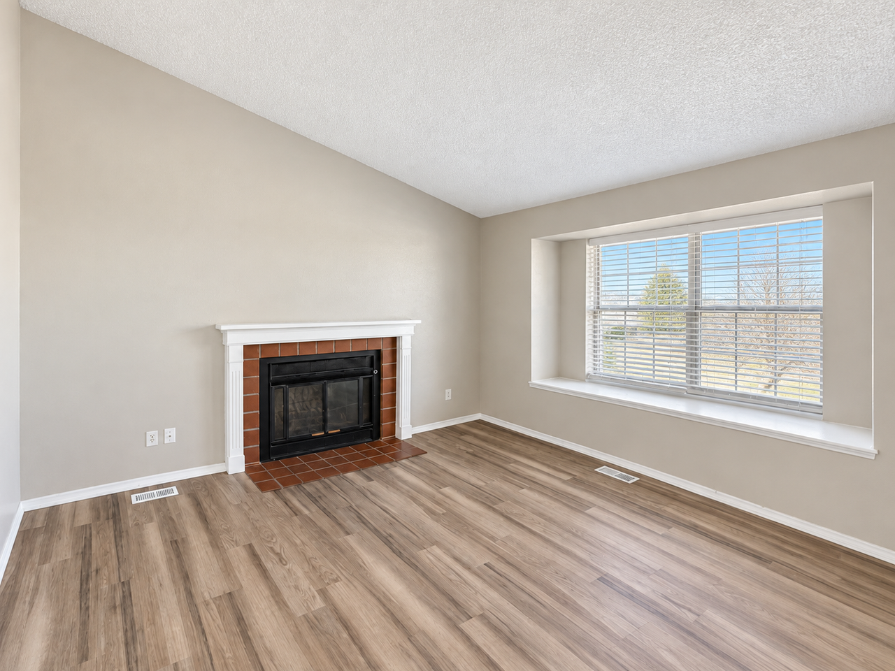 4326 Dearborn St - Photo 4 of 10